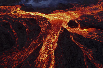 Coulées de lave nocturnes - volcan du Geldingadalir - 0mn 35s